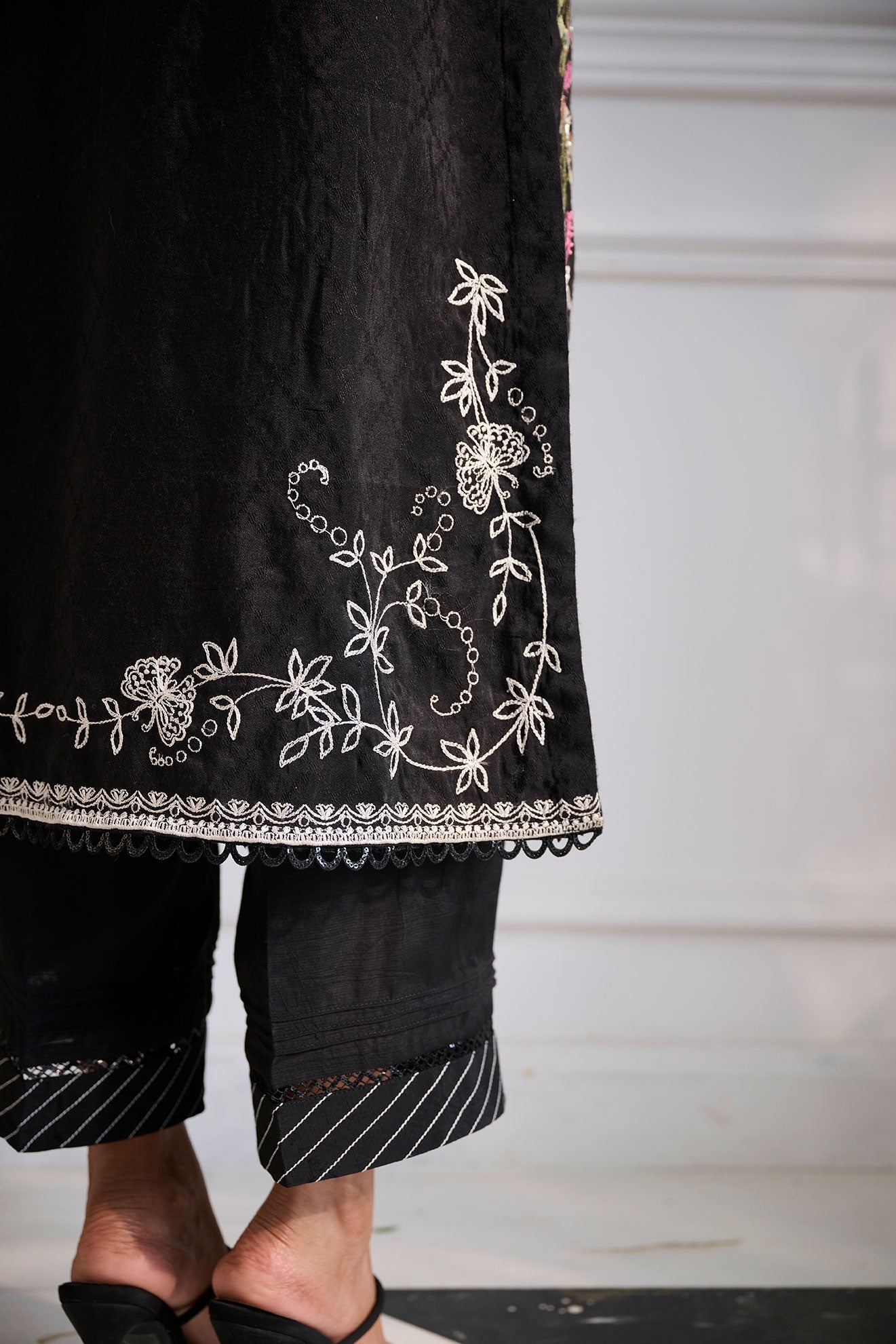 SS24DA-2377 BLACK 2PCS  EMBROIDERED KURTA WITH TROUSER