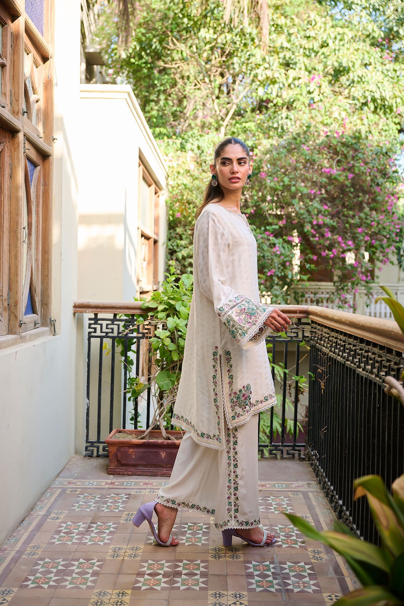 SS24DA-2405 OFF WHITE EMBROIDERED KURTA WITH TROUSER