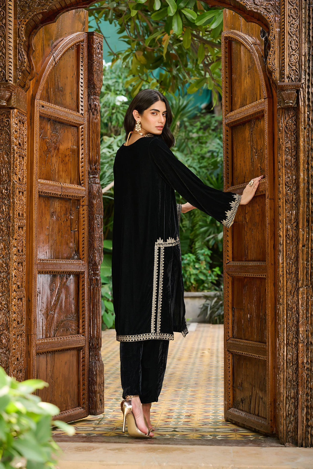 DA-1874 BLACK EMBROIDERED KURTA