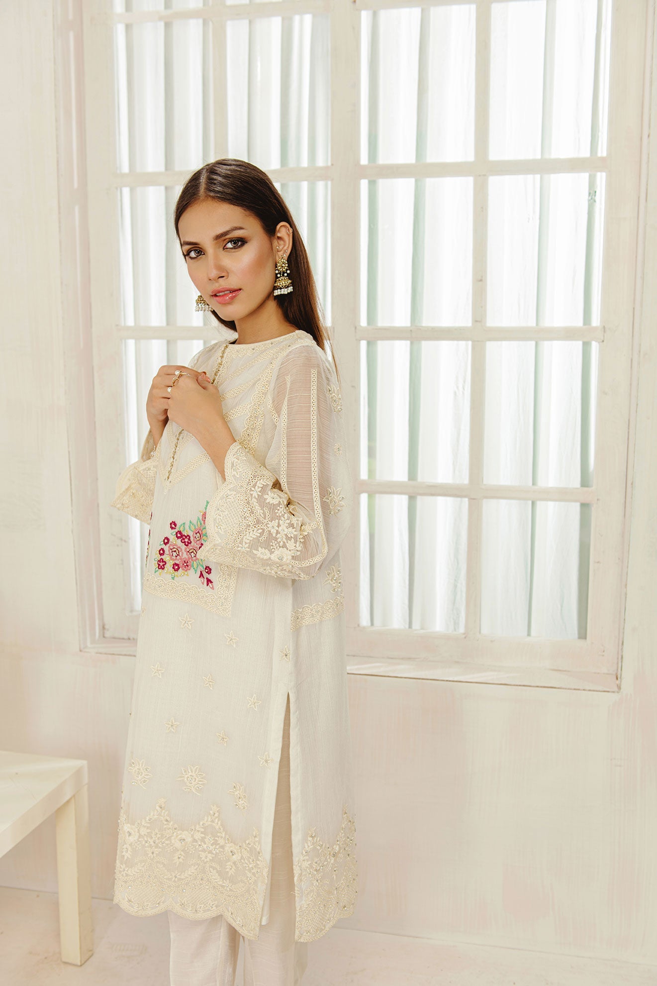 DA-1311 OFF-WHITE EMBROIDERED KURTA