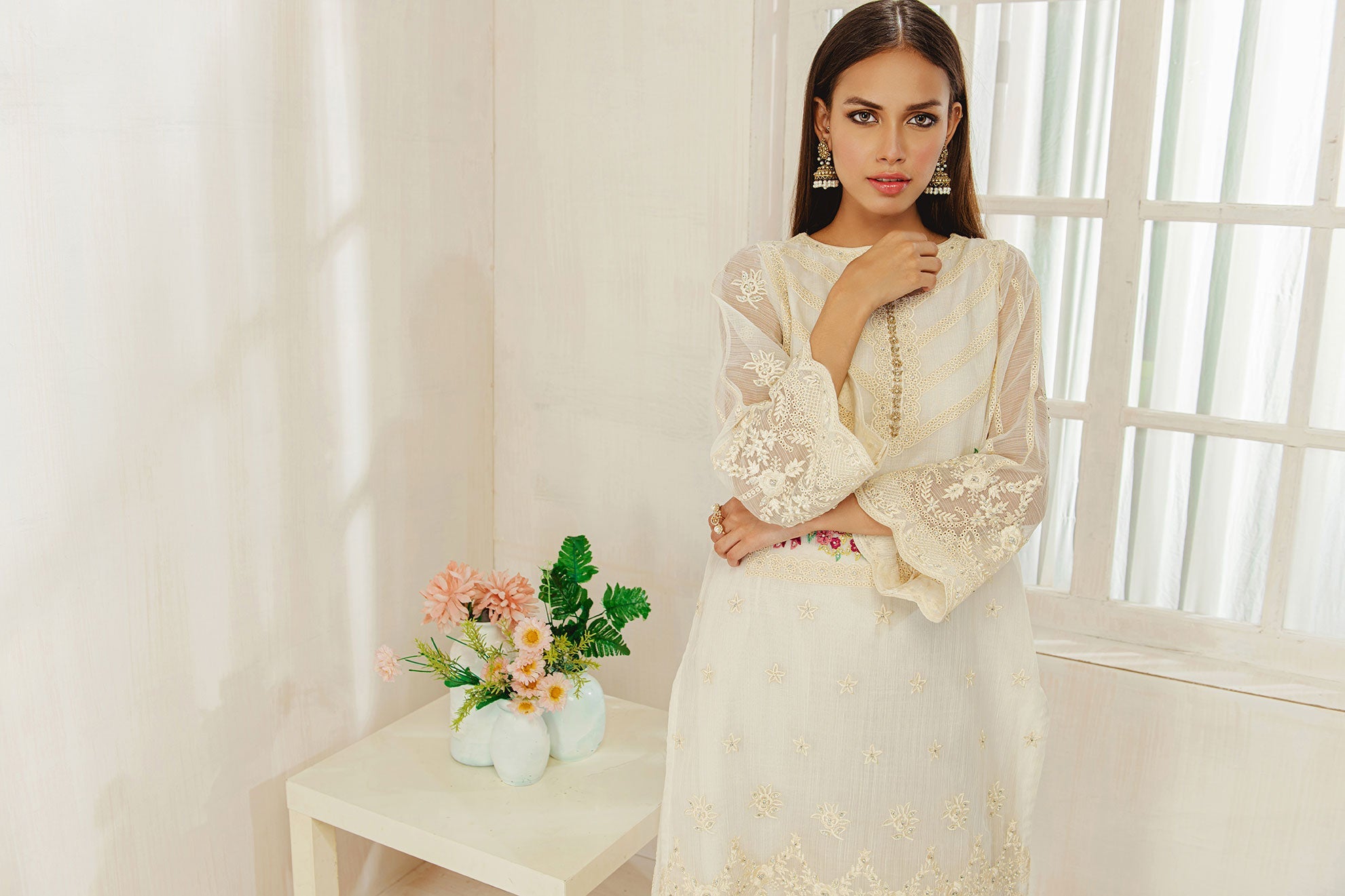 DA-1311 OFF-WHITE EMBROIDERED KURTA