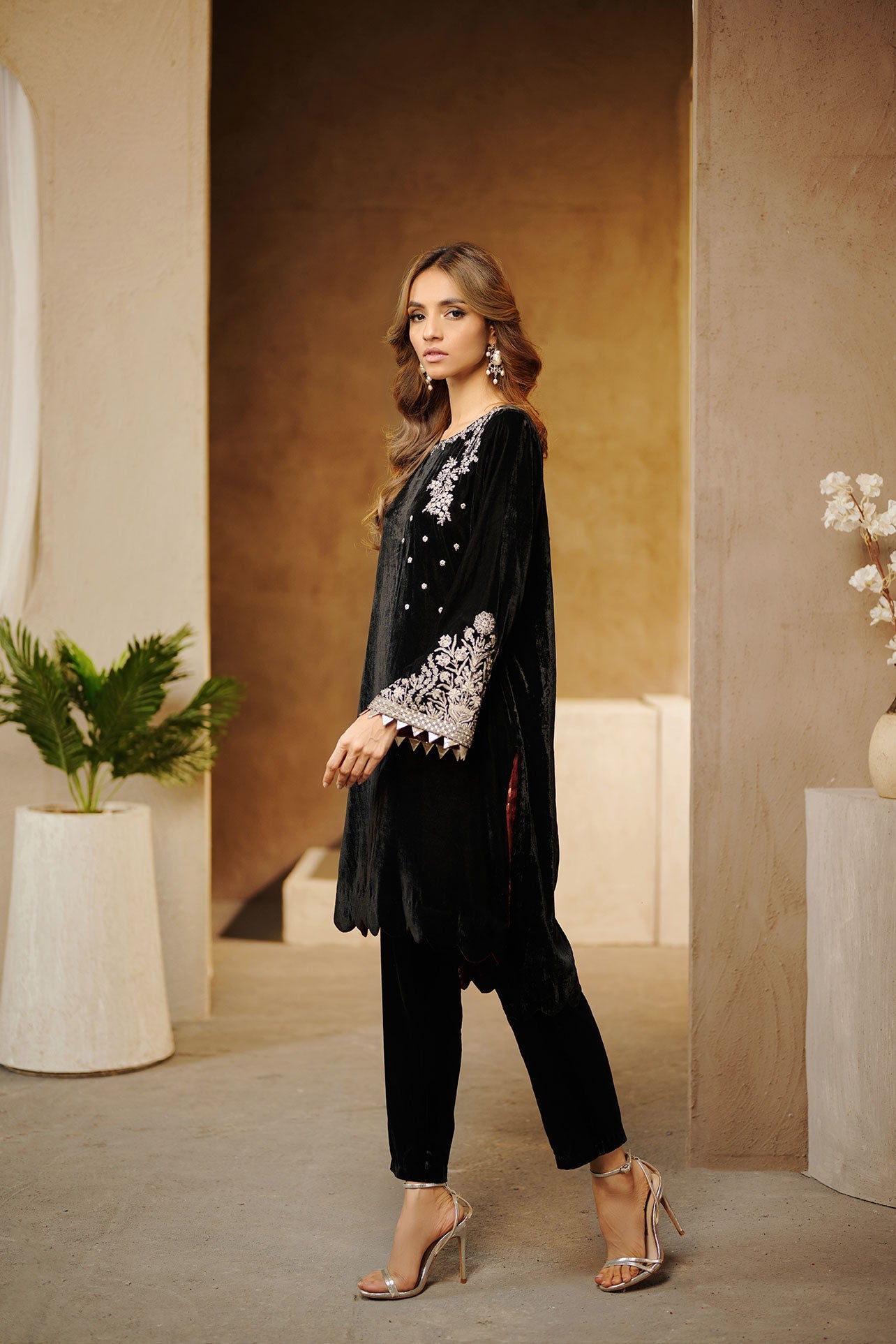 DA-1533 BLACK EMBROIDERED KURTA