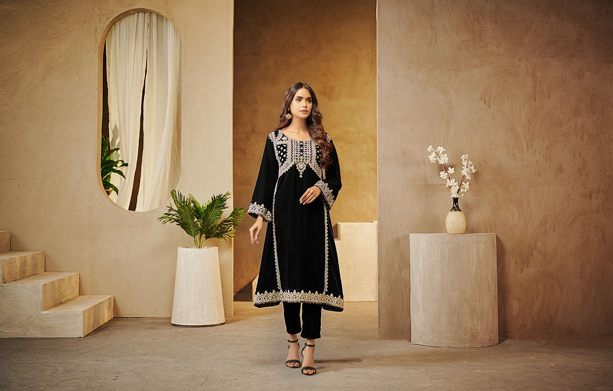DA-1544 BLACK EMBROIDERED KURTA