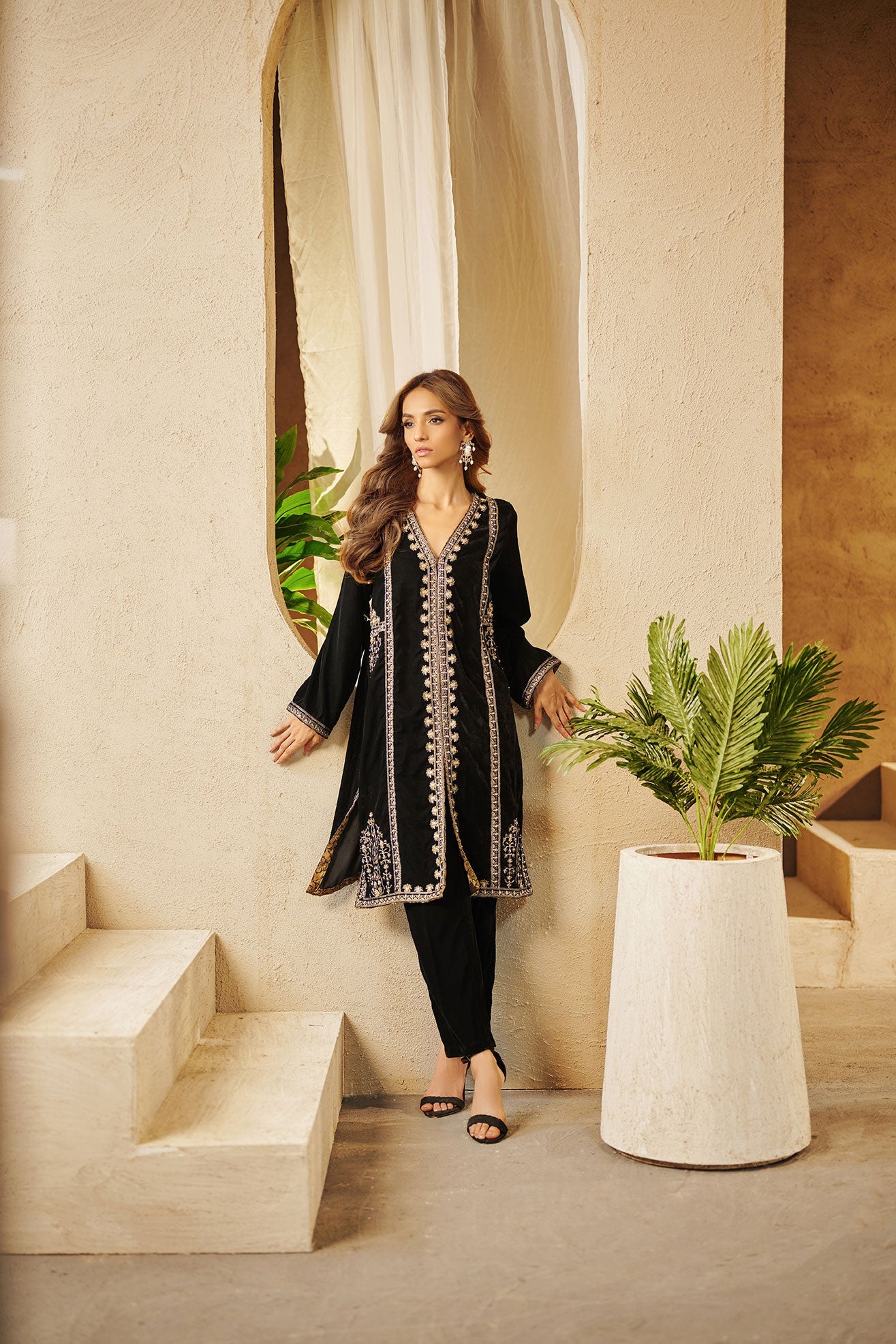 DA-1546 BLACK EMBROIDERED KURTA