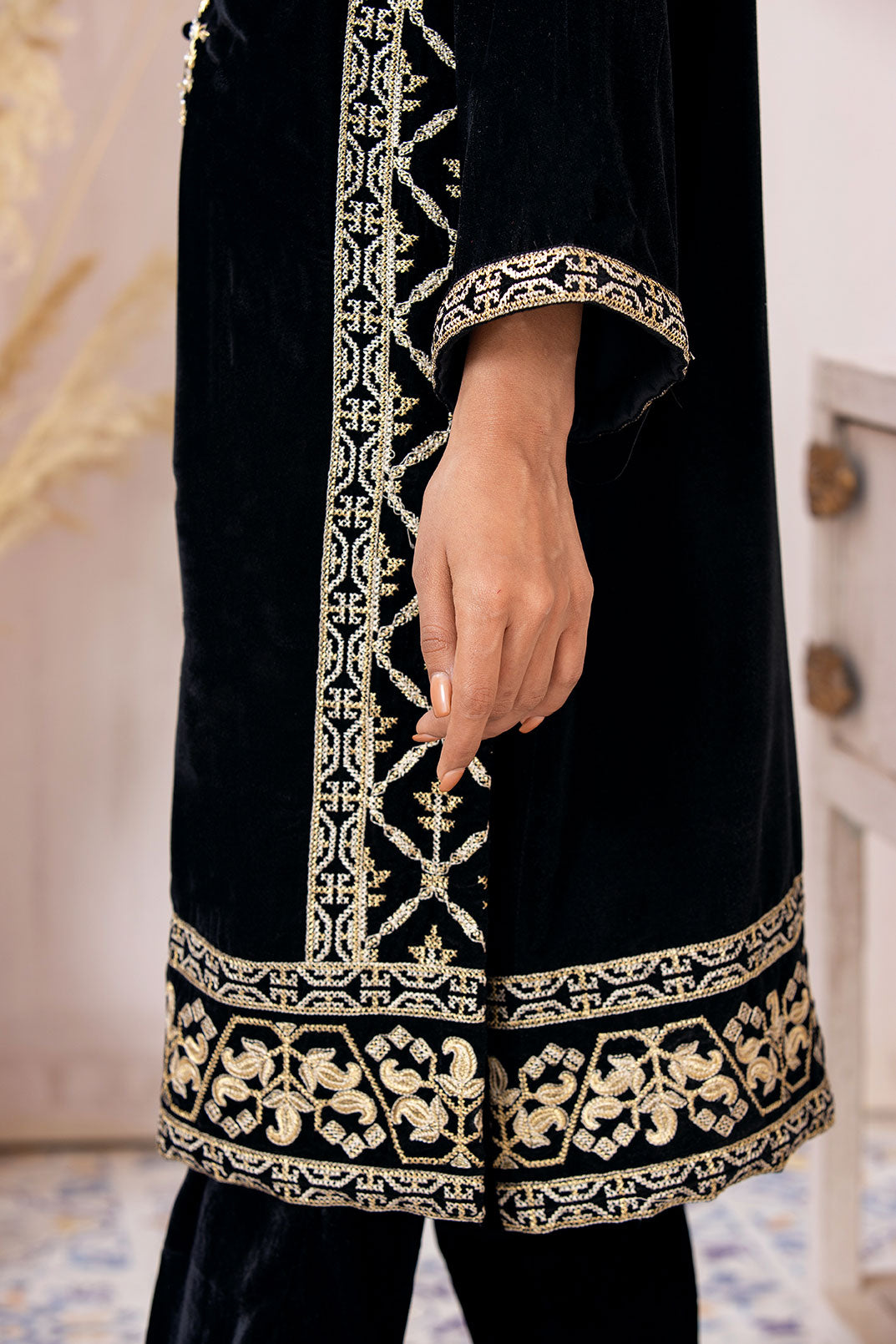 DA-1578 BLACK EMBROIDERED KURTA