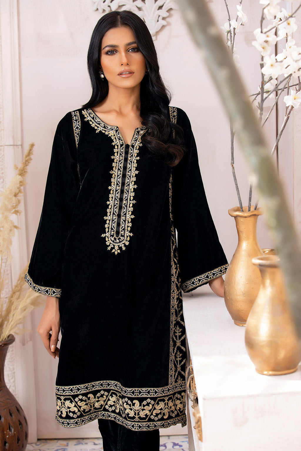 DA-1578 BLACK EMBROIDERED KURTA