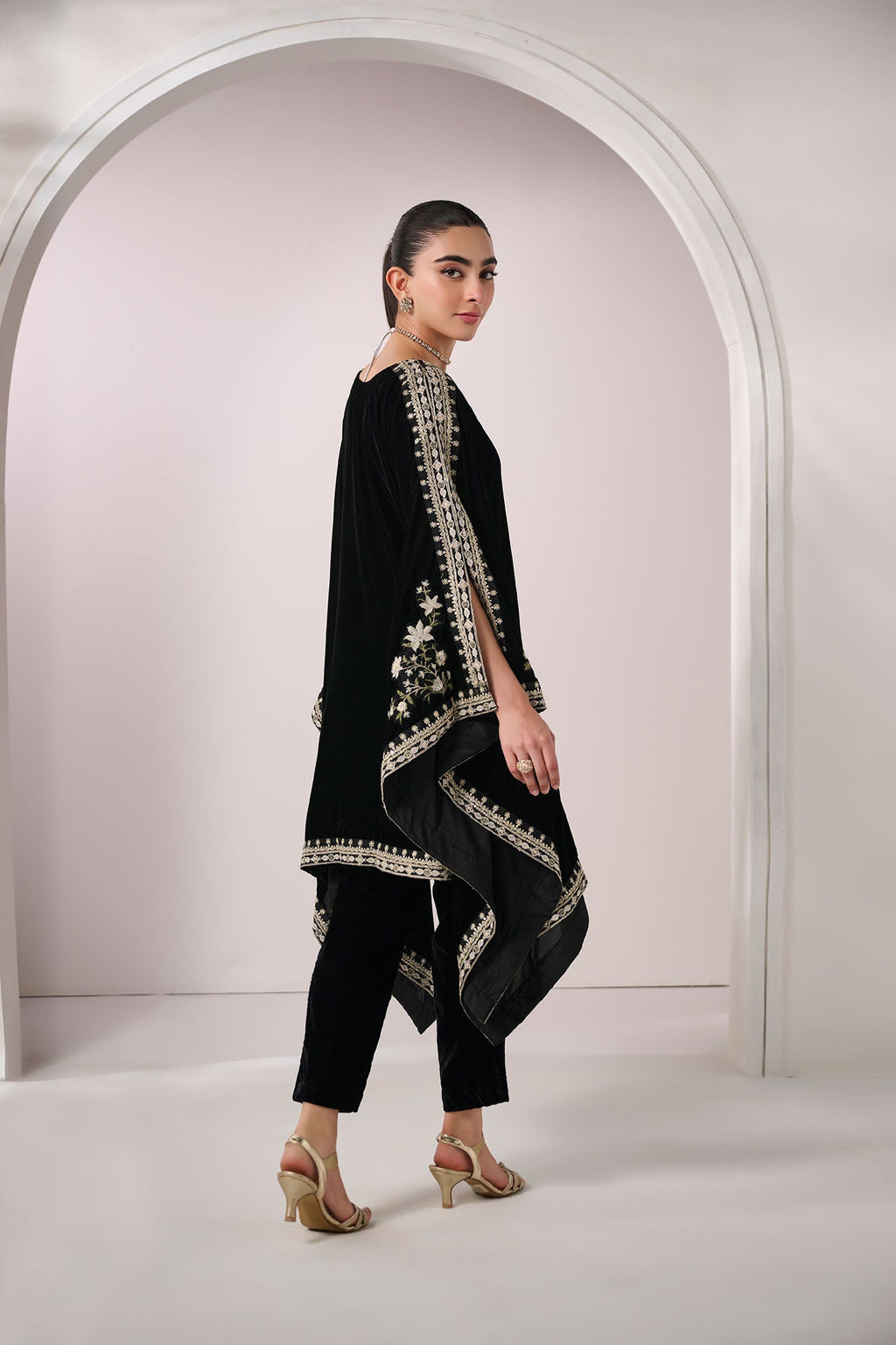 FW24DA-1890   BLACK  1PCS  EMBROIDERED KURTA