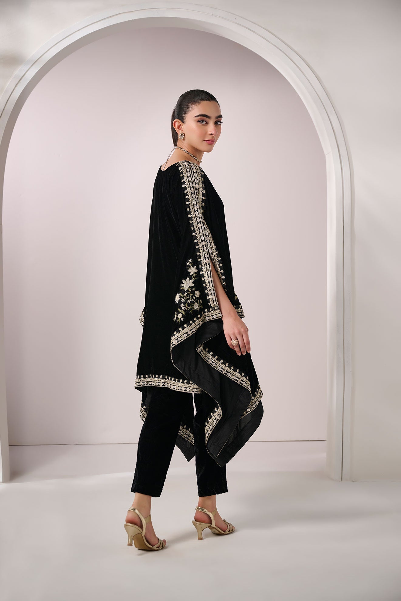 FW24DA-1890   BLACK  1PCS  EMBROIDERED KURTA
