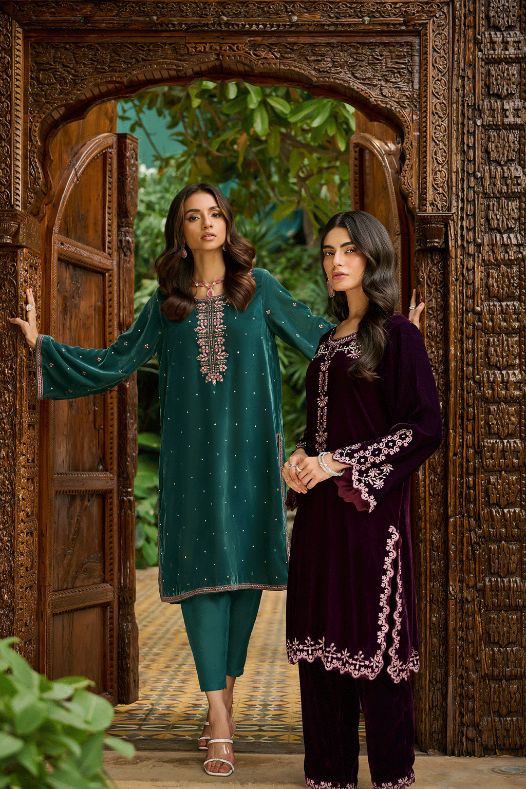 DA-2277 GREEN EMBROIDERED KURTA WITH TROUSER