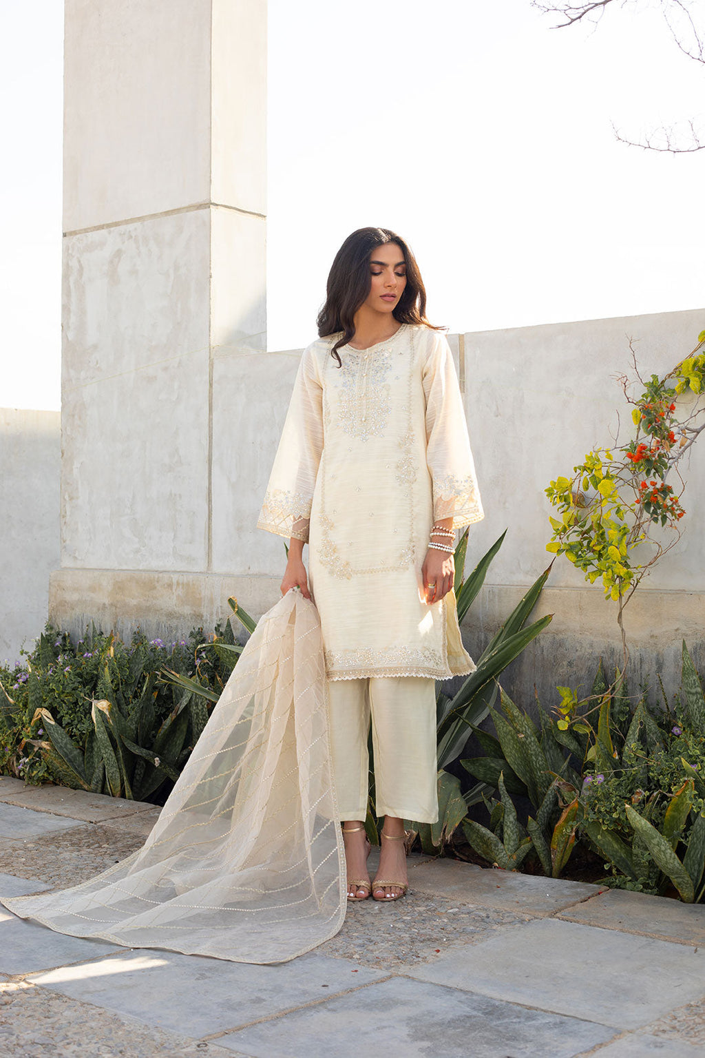 SS24DA-2284 OFF WHITE EMBROIDERED KURTA WITH DUPATTA