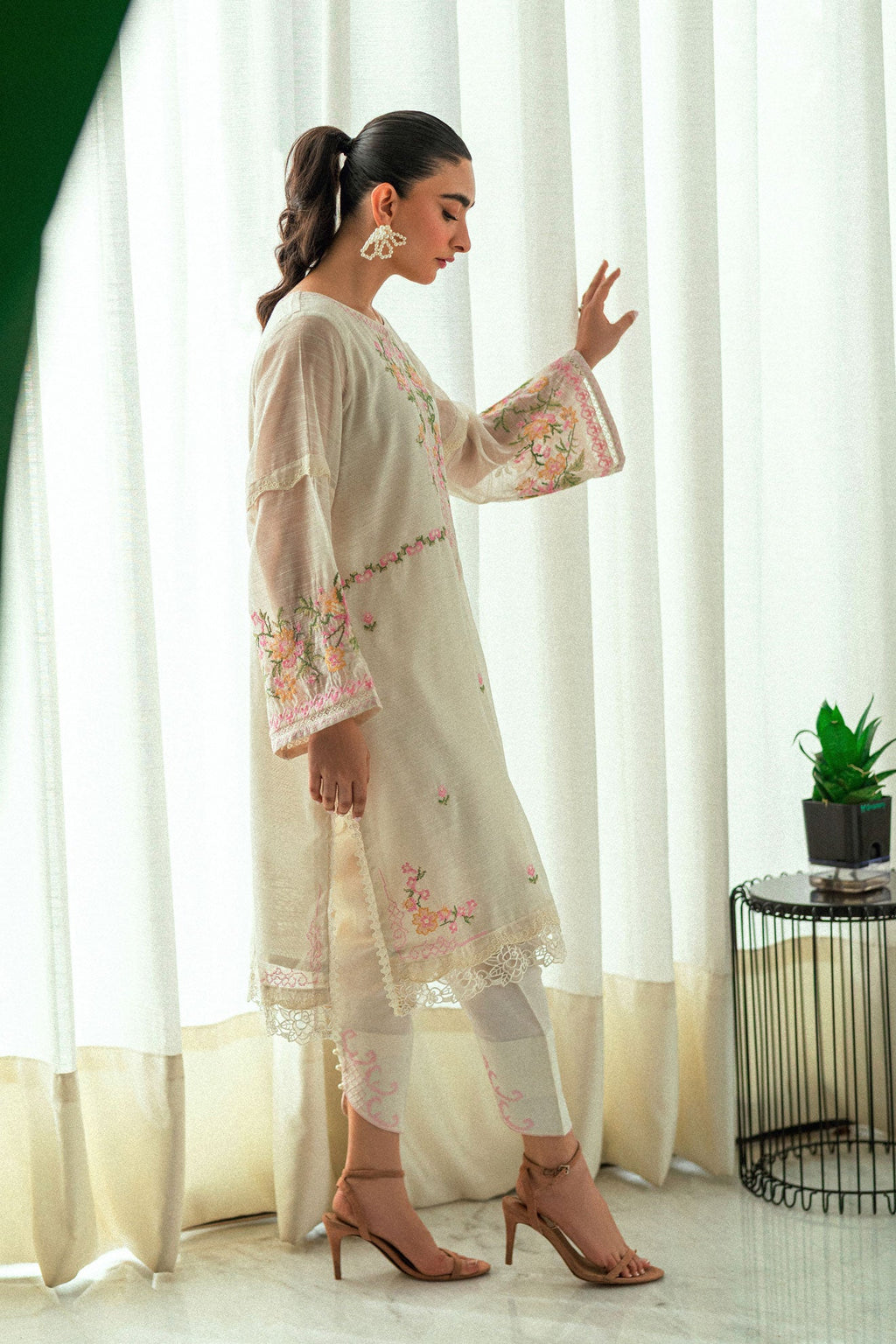 SS25DA-2732 OFF-WHITE  2PCS EMBROIDERED KURTA WITH TROUSER