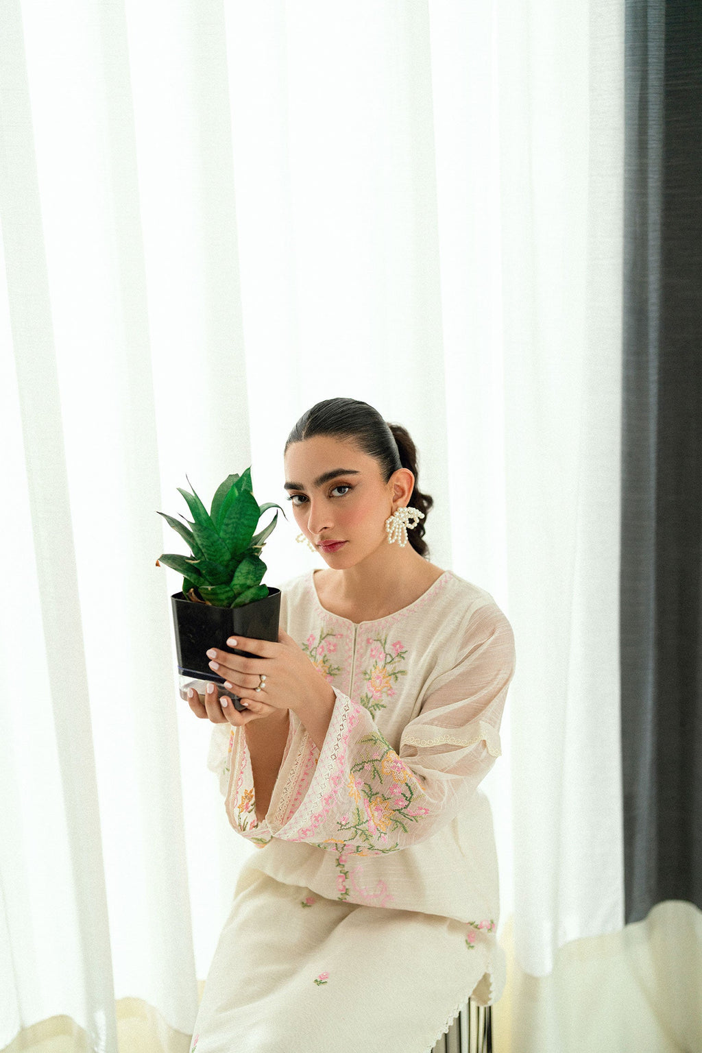 SS25DA-2732 OFF-WHITE  2PCS EMBROIDERED KURTA WITH TROUSER