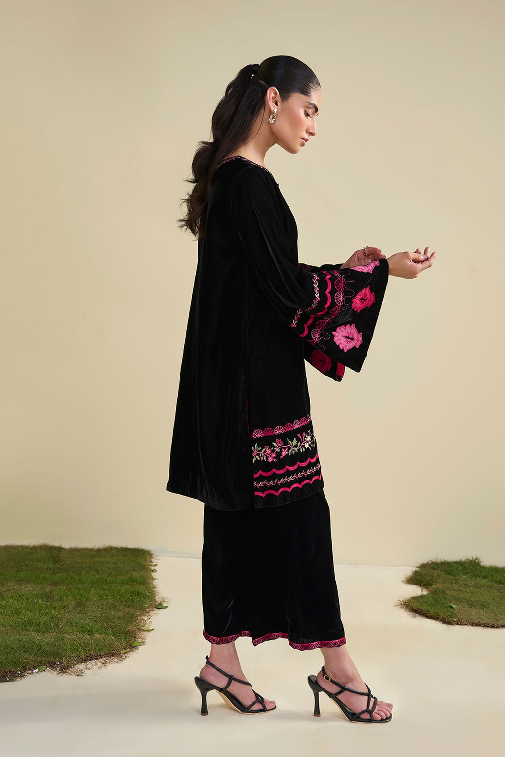 FW25DA-2813   BLACK  2PCS  EMBROIDERED KURTA WITH TROUSER