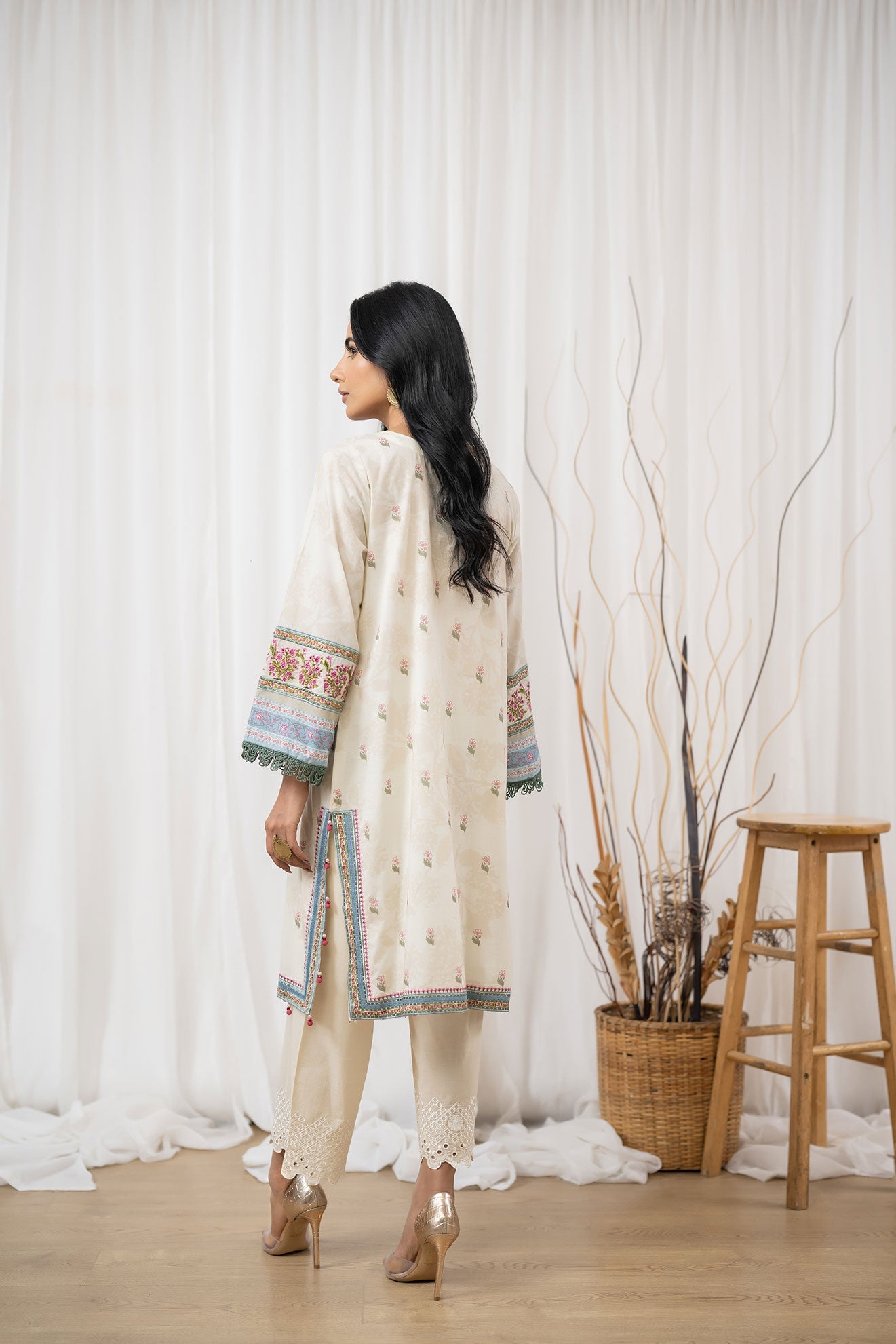 DC-0419 OFFWHITE EMBROIDERED KURTA