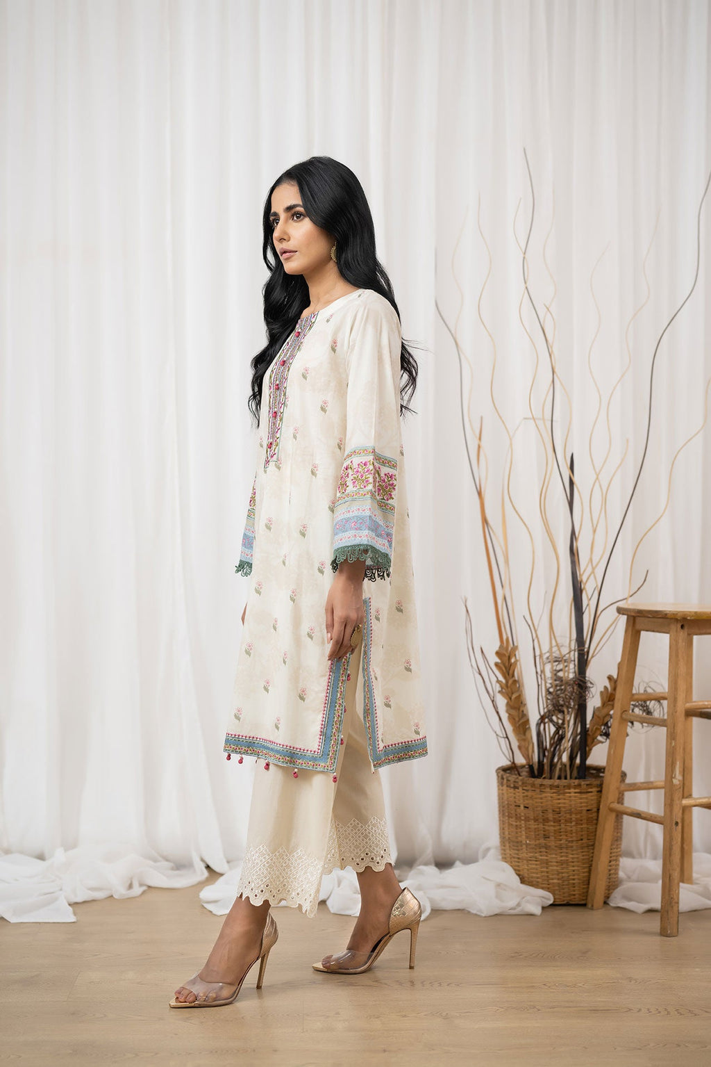 DC-0419 OFFWHITE EMBROIDERED KURTA