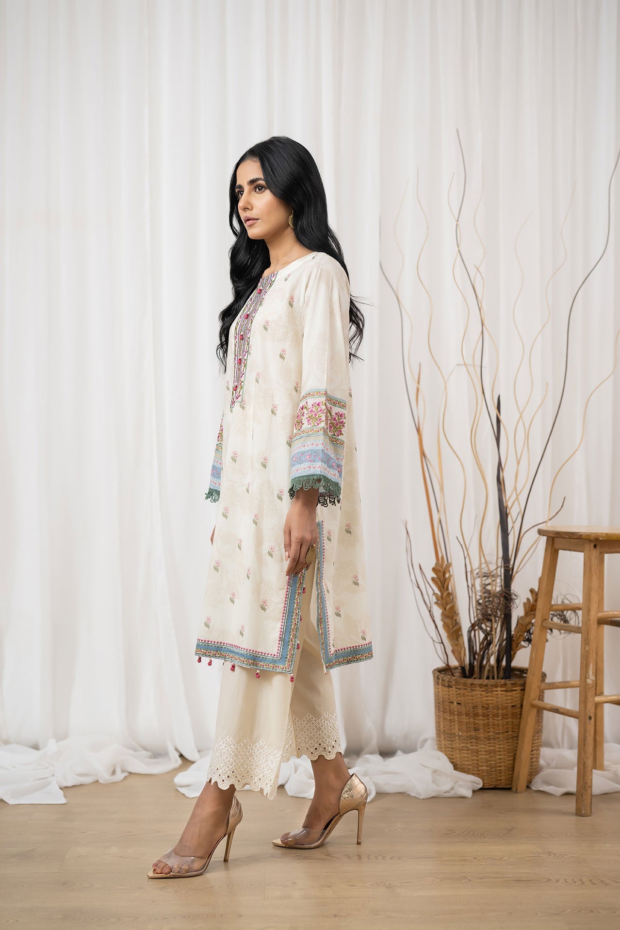 DC-0419 OFFWHITE EMBROIDERED KURTA