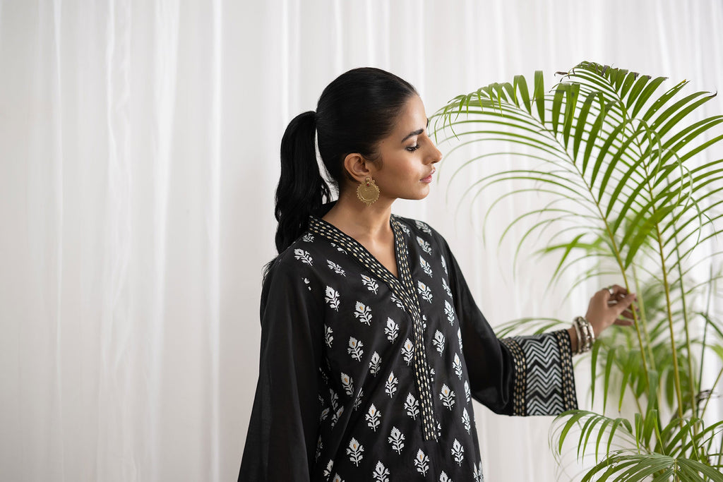 DC-0438 BLACK EMBROIDERED KURTA