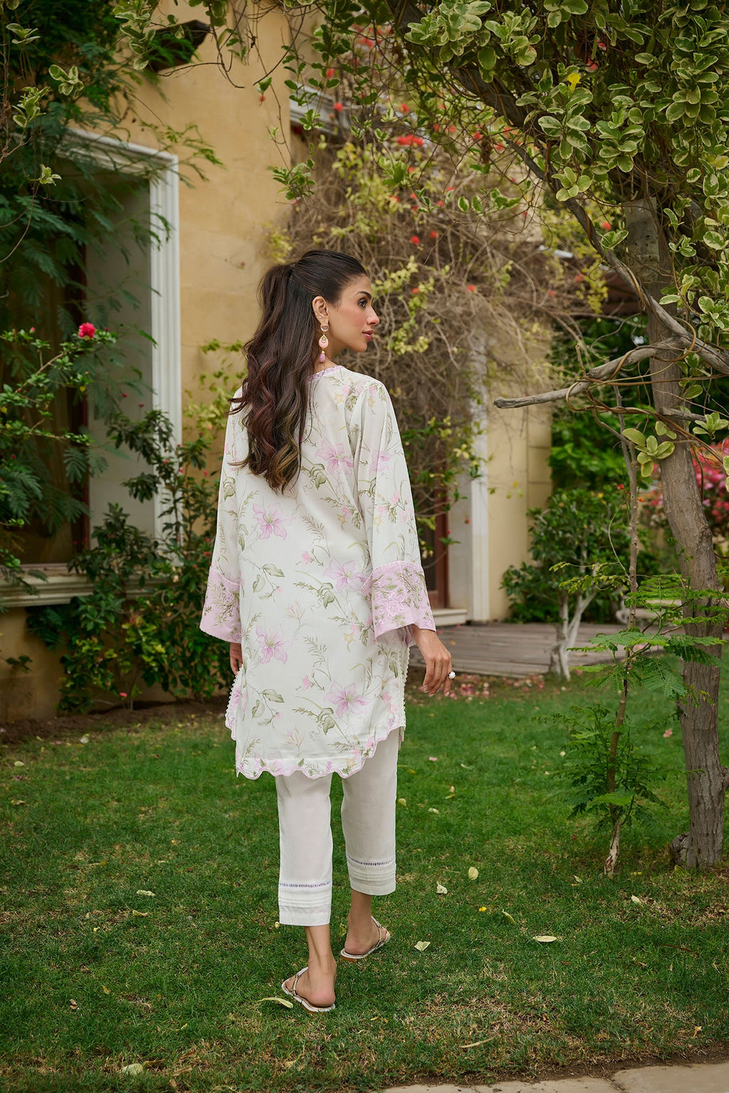 DC-0537 OFF-WHITE EMBROIDERED KURTA