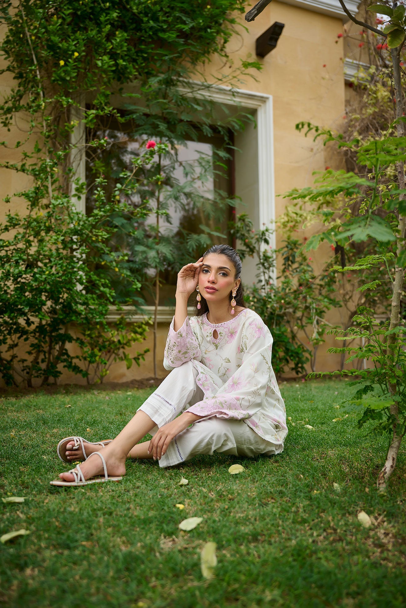 DC-0537 OFF-WHITE EMBROIDERED KURTA