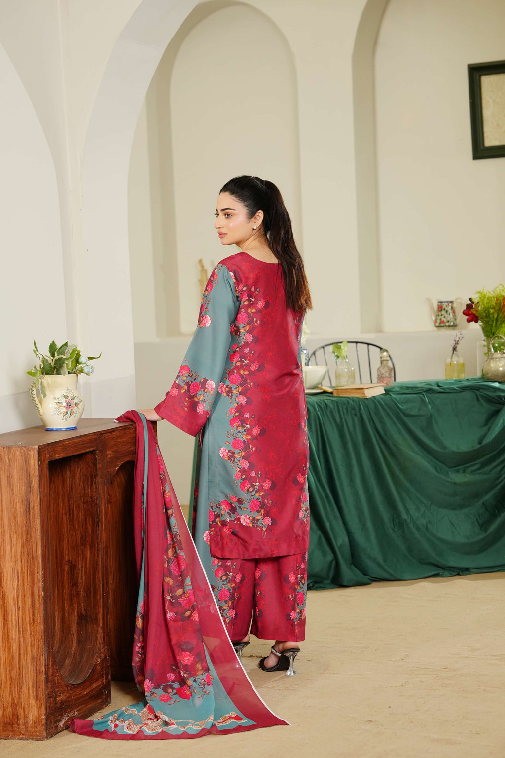 Crimson Charm - Premium Poly Lawn