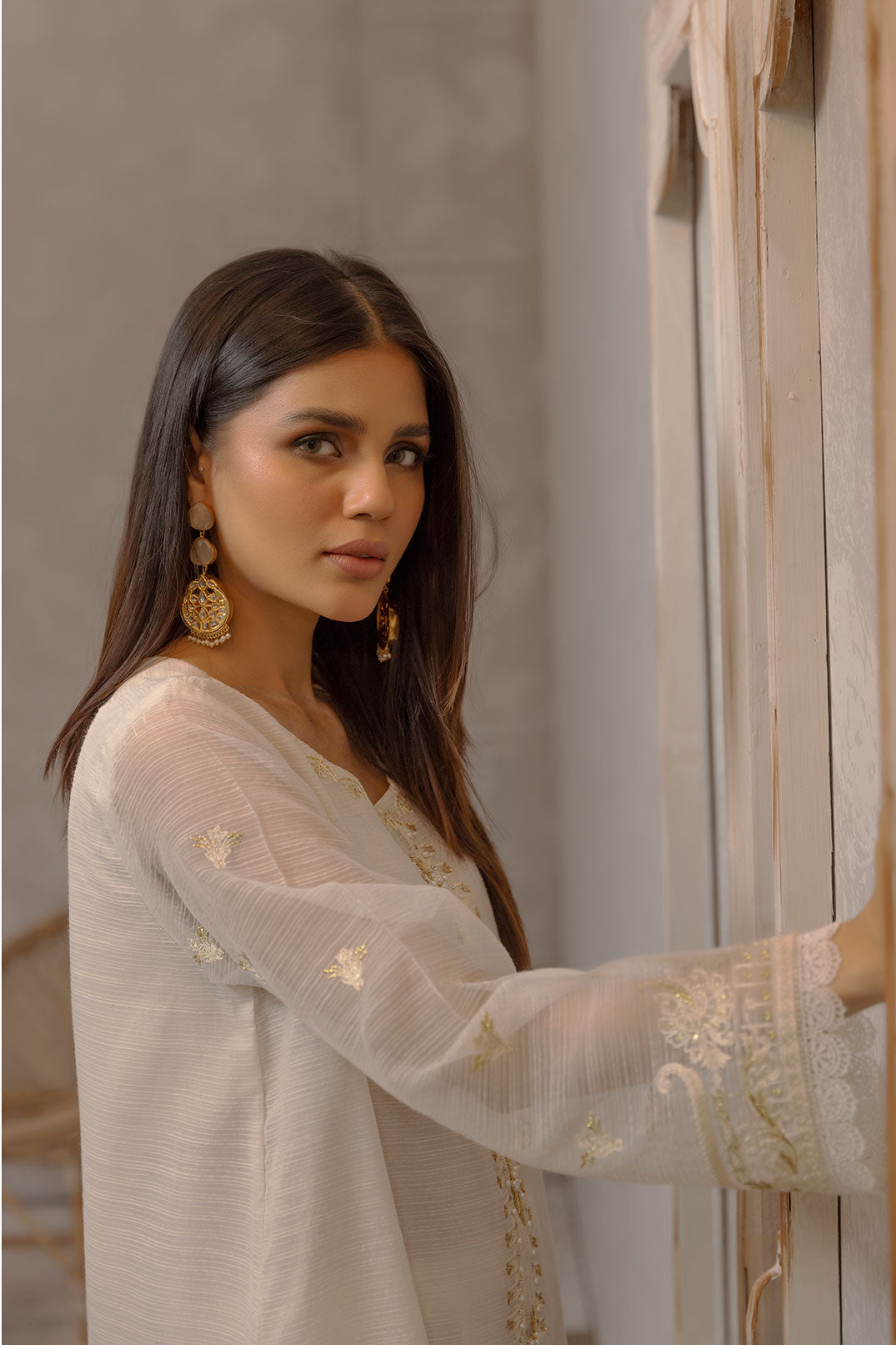 DA-2051 OFFWHITE EMBROIDERED KURTA